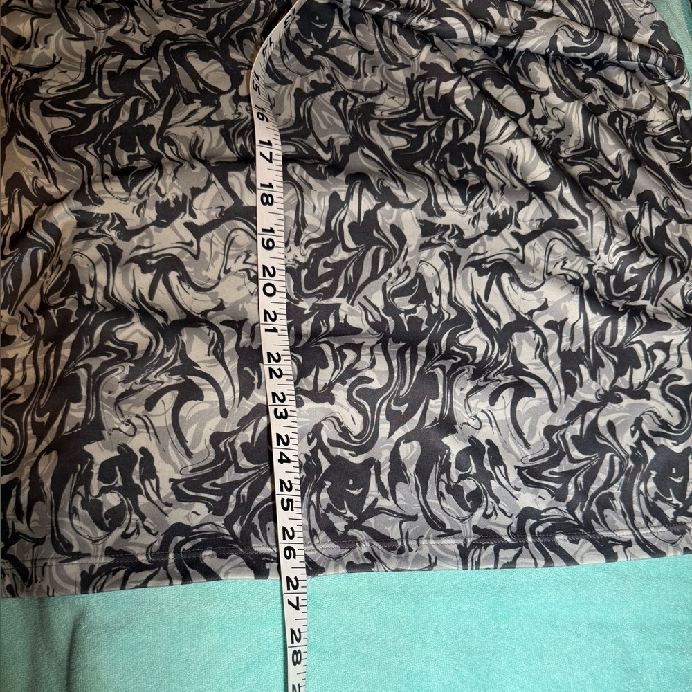 Under Armor Women’s 1X Black, Gray, White Print Shirt - Picture 10 of 10